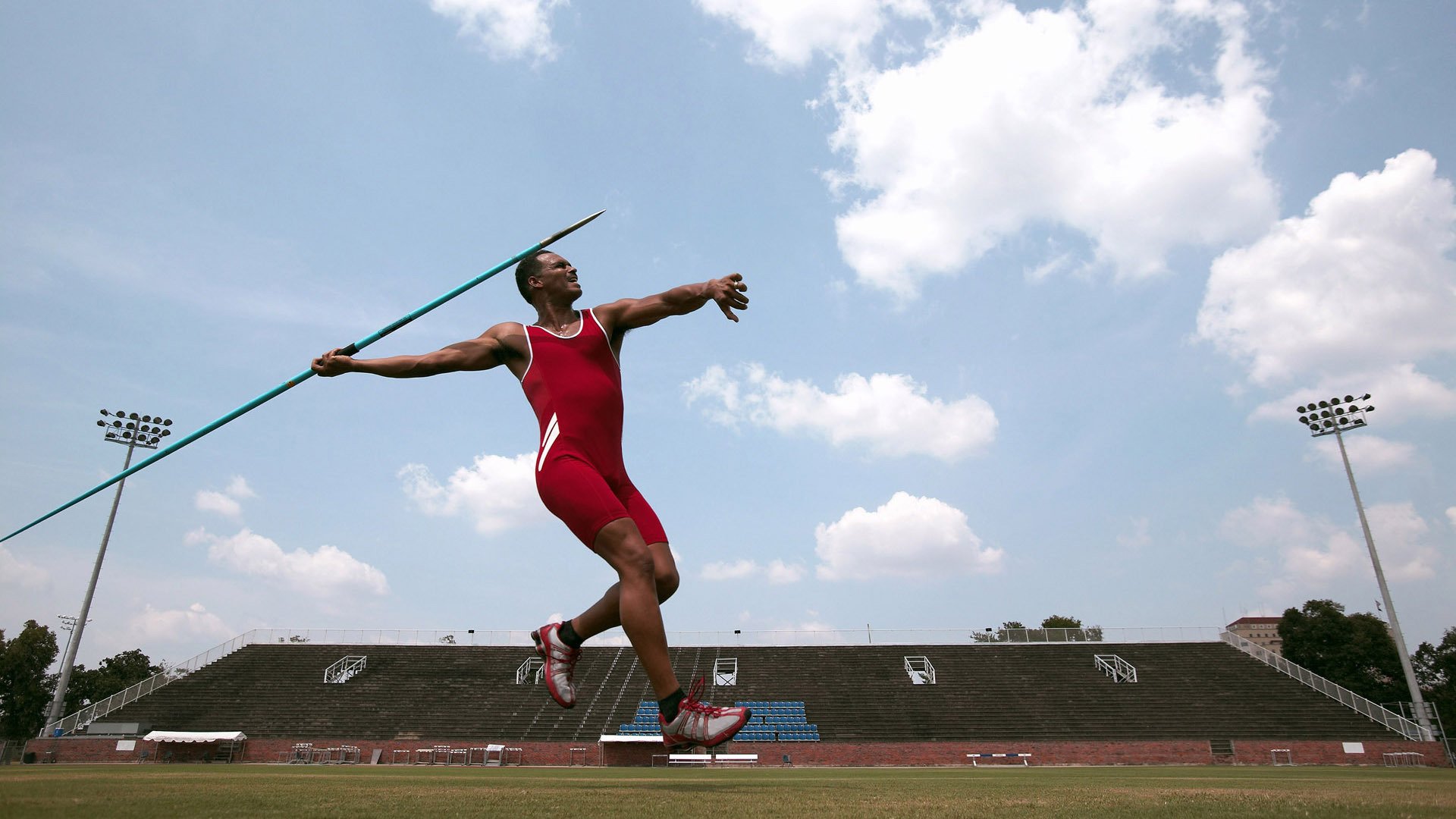 欧冠十六强首回合：皇马主场1比0曼城 本泽马点球制胜